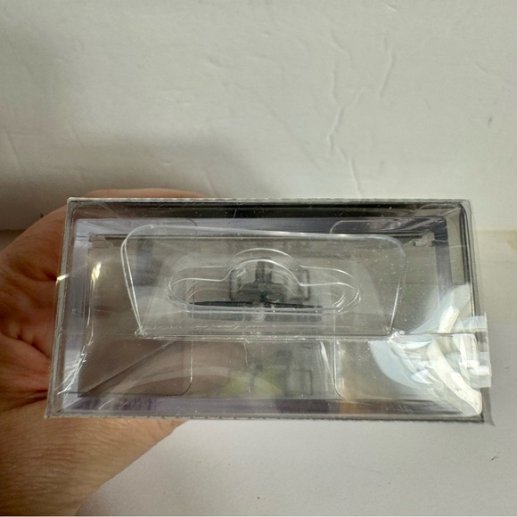 NWT. Disney Parks 2023 Marvel She Hulk #1105 LE Figpin Pin - Picture 10 of 10